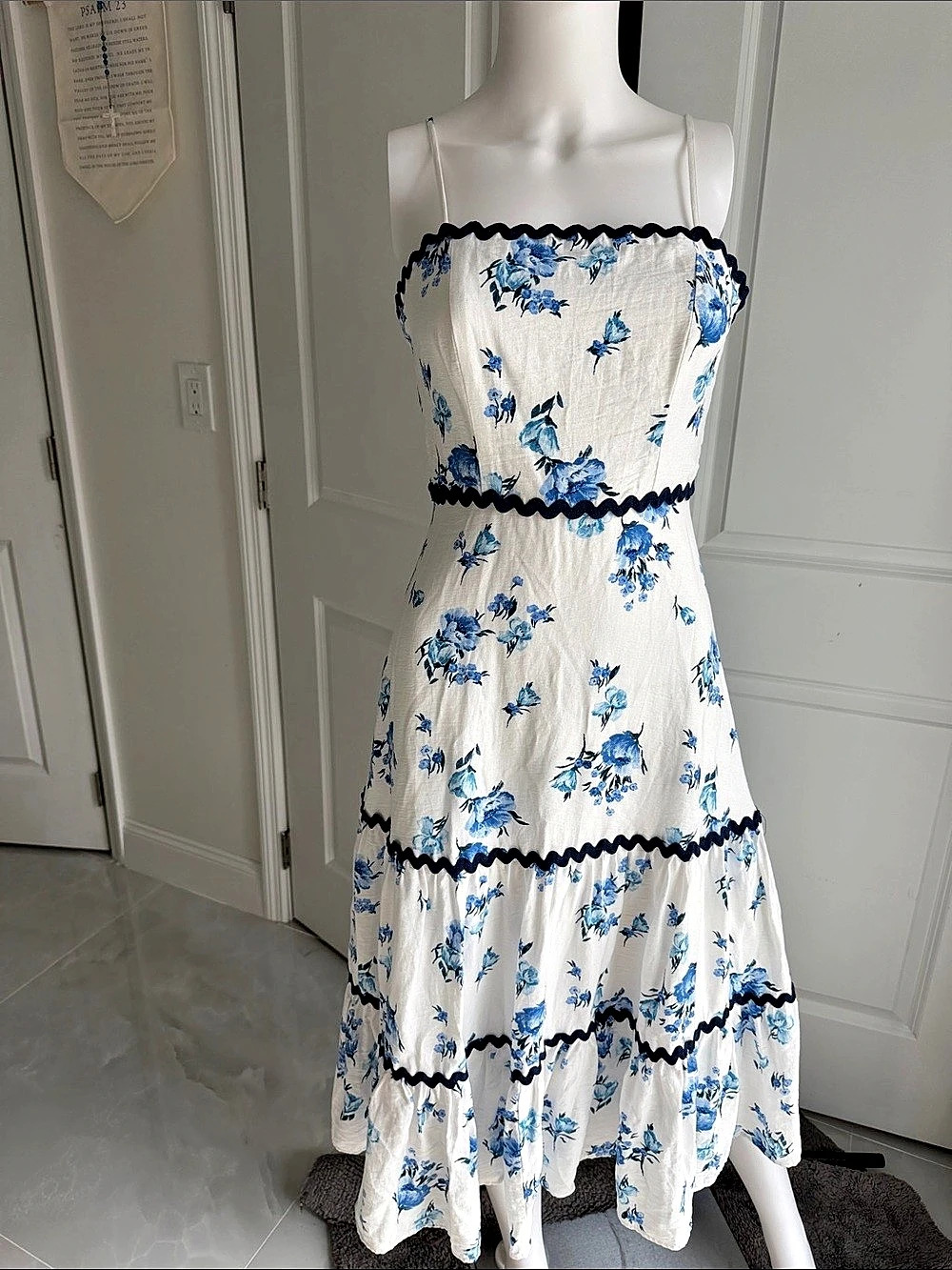 Francesca’s Scalloped Floral Tiered Dress with adjustable straps like new condi